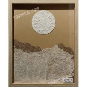 Collage de papel y corteza sobre arte de pared iluminado por la luna